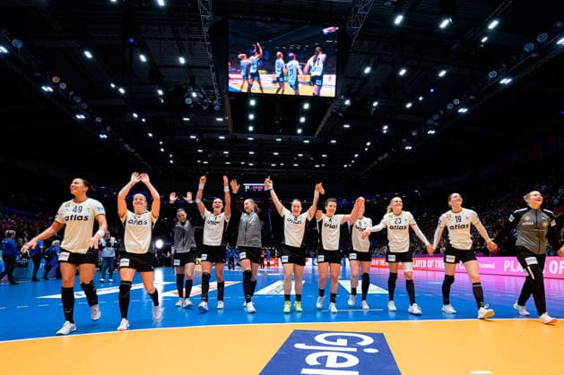 Handball, Womens World Championship, Group C Germany Serbia the team of Germany Final cheer Final cheer Emotion Joy Stuttgart Porsche Arena Baden Württemberg Germany