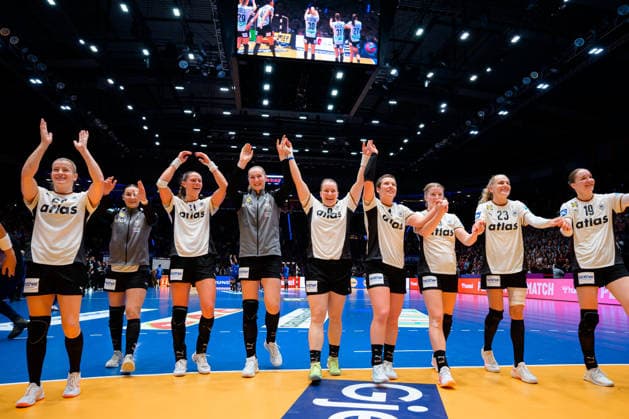 Handball, Womens World Championship, Group C Germany Serbia the team of Germany Final cheer Final cheer Emotion Joy Stuttgart Porsche Arena Baden Württemberg Germany