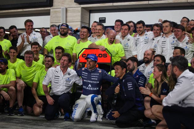 James Vowles Team Principal, Atlassian Williams Racing , Carlos Sainz Atlassian Williams Racing, 55 , Alexander Albon Atlassian Williams Racing, 23 , Williams Racing, Post race, Team Celebrations, Podium celebration, QAT, Formula 1 World Championship, Qatar Grand Prix, Doha, Lusail, Lusail International Circuit, Sunday, Race Day, 30 11 2025 QAT, Formula 1 World Championship, Qatar Grand Prix, Doha, Lusail, Lusail International Circuit, Sunday, Race Day, 30 11 2025 Doha Copyright: xEibner-Pressefoto AnnikaxGrafx EP_AGF