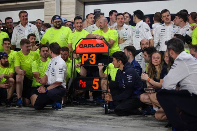 James Vowles Team Principal, Atlassian Williams Racing , Carlos Sainz Atlassian Williams Racing, 55 , Alexander Albon Atlassian Williams Racing, 23 , Williams Racing, Post race, Team Celebrations, Podium celebration, QAT, Formula 1 World Championship, Qatar Grand Prix, Doha, Lusail, Lusail International Circuit, Sunday, Race Day, 30 11 2025 QAT, Formula 1 World Championship, Qatar Grand Prix, Doha, Lusail, Lusail International Circuit, Sunday, Race Day, 30 11 2025 Doha Copyright: xEibner-Pressefoto AnnikaxGrafx EP_AGF
