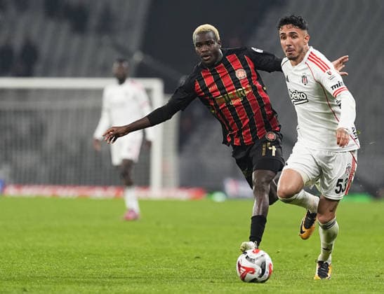Misirli.com.tr Fatih Karagumruk v Besiktas - Turkish Super Lig ISTANBUL, TURKIYE - NOVEMBER 30: Maruis Tresor Doh (R) of Fatih Karagumruk in action against Emirhan Topcu (53) of Besiktas during the Turkish Super Lig week 14 match between Misirli.com.tr Fatih Karagumruk and Besiktas at Ataturk Olympic Stadium in Istanbul, Turkiye, on November 30, 2025. Esra Bilgin Anadolu Istanbul Turkey. Editorial use only. Please get in touch for any other usage.  Copyright: x2025xAnadoluxEsraxBilginx