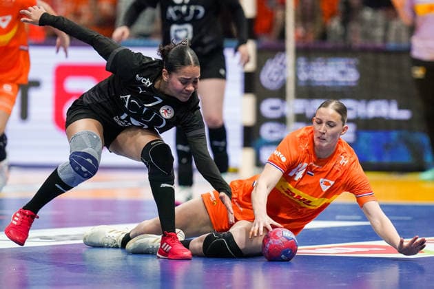 2025-11-30 Egypt v Netherlands - IHF World Women s Handball Championship ROTTERDAM, NETHERLANDS - NOVEMBER 30: Rawan Abdallah of Egypt, Judith van der Helm of The Netherlands during the IHF World Women s Handball Championship match between Egypt and Netherlands at Ahoy on November 30, 2025 in Rotterdam, Netherlands. Rotterdam Ahoy Netherlands Content not available for redistribution in The Netherlands directly or indirectly through any third parties. Copyright: xHenkxSeppenx