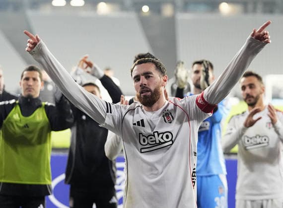 Misirli.com.tr Fatih Karagumruk v Besiktas - Turkish Super Lig ISTANBUL, TURKIYE - NOVEMBER 30: Orkun Kokcu (10) of Besiktas celebrates their victory at the end of the Turkish Super Lig week 14 match between Misirli.com.tr Fatih Karagumruk and Besiktas at Ataturk Olympic Stadium in Istanbul, Turkiye, on November 30, 2025. Esra Bilgin Anadolu Istanbul Turkey. Editorial use only. Please get in touch for any other usage.  Copyright: x2025xAnadoluxEsraxBilginx