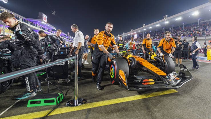 Formula 1 Qatar Grand Prix DOHA, QATAR - NOVEMBER 30: McLaren F1 team completes their preparations ahead of the Formula 1 Qatar Grand Prix at the Lusail International Circuit in Doha, Qatar on November 30, 2025. Mohammed Dabbous Anadolu Doha Qatar. Editorial use only. Please get in touch for any other usage.  Copyright: x2025xAnadoluxMohammedxDabbousx