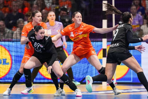 2025-11-30 Egypt v Netherlands - IHF World Women s Handball Championship ROTTERDAM, NETHERLANDS - NOVEMBER 30: Merel Freriks of the Netherlands, Fatma Oraby of Egypt, Judith van der Helm of The Netherlands, Shrouk Eslheref of Egypt during the IHF World Women s Handball Championship match between Egypt and Netherlands at Ahoy on November 30, 2025 in Rotterdam, Netherlands. Rotterdam Ahoy Netherlands Content not available for redistribution in The Netherlands directly or indirectly through any third parties. Copyright: xHenkxSeppenx