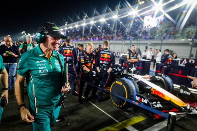 F1 - QATAR GRAND PRIX 2025 NEWEY Adrian (gbr), Technical Director of Aston Martin F1 Team, portrait in front of the Red Bull Racing RB21, on the starting grid during the 2025 Formula 1 Qatar Grand Prix, 23th round of the 2025 FIA Formula One World Championship, WM, Weltmeisterschaft from November 28 to 30, 2025 on the Lusail International Circuit, in Lusail, Qatar - LusailQatar  Copyright: xFLORENTxGOODENx