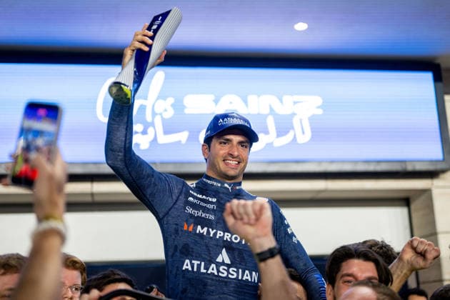 Carlos Sainz (Atlassian Williams Racing, Spanien, 55) und Team jubeln in der Boxengasse beim Teamfoto Celebration ueber Platz 3 auf dem Podium, QTR, Formel 1 Weltmeisterschaft, Qatar Grand Prix, Lusail International Circuit, Rennen, 30.11.2025 QTR, Formel 1 Weltmeisterschaft, Qatar Grand Prix, Lusail International Circuit, Rennen, 30.11.2025 Lusail Copyright: xEibner-Pressefoto Memmlerx EP_MMR