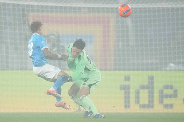 Napoli™s Noa Lang Roma™s goalkeeper Mile Svilar during the Serie A EniLive soccer match between Roma and Napoli at the Rome s Olympic stadium, Italy - Sunday November 30, 2025 - Soccer ( Photo by Alfredo Falcone LaPresse )  Copyright: xAlfredoxFalcone LaPressex
