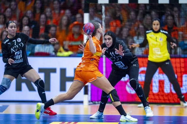 ROTTERDAM - Lojin Abdalla (EGY), Larissa Nüsser during the World Cup handball match in Group E between the Netherlands and Egypt in Ahoy Rotterdam. ANP RONALD HOOGENDOORN xVIxANPxSportx xxANPxIVx 543510260 originalFilename: 543510260.jpg