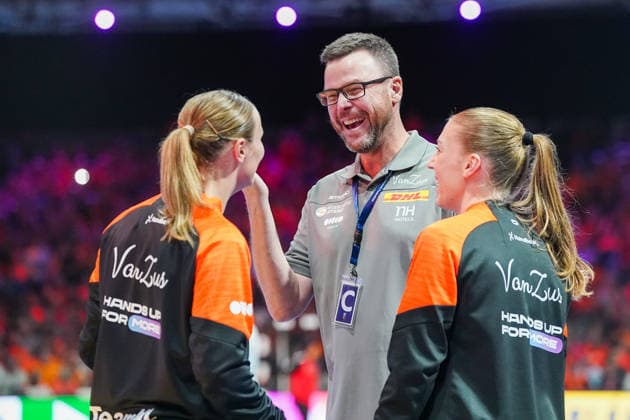 2025-11-30 Egypt v Netherlands - IHF World Women s Handball Championship ROTTERDAM, NETHERLANDS - NOVEMBER 30: Rinka Duijndam of the Netherlands, coach Daniel Larsson of the Netherlands, Yara ten Holte of the Netherlands during the IHF World Women s Handball Championship match between Egypt and Netherlands at Ahoy on November 30, 2025 in Rotterdam, Netherlands. Rotterdam Ahoy Netherlands Content not available for redistribution in The Netherlands directly or indirectly through any third parties. Copyright: xHenkxSeppenx