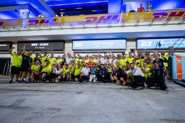 Carlos Sainz Atlassian Williams Racing, Spain, 55 , Alexander Albon Atlassian Williams Racing, Thailand, 23 , James Vowles Atlassian Williams Racing, Team Principal and team cheer in the pit lane at the Team Photo Celebration about 3rd place on the podium, QTR, Formula 1 World Championship, Qatar Grand Prix, Lusail International Circuit, Race, 30 11 2025 QTR, Formula 1 World Championship, Qatar Grand Prix, Lusail International Circuit, Race, 30 11 2025 Lusail Copyright: xEibner-Pressefoto Memmlerx EP_MMR