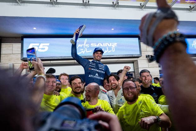 Carlos Sainz Atlassian Williams Racing, Spain, 55 and team cheer in the pit lane at the team photo Celebration of 3rd place on the podium, QTR, Formula 1 World Championship, Qatar Grand Prix, Lusail International Circuit, Race, 30 11 2025 QTR, Formula 1 World Championship, Qatar Grand Prix, Lusail International Circuit, Race, 30 11 2025 Lusail Copyright: xEibner-Pressefoto Memmlerx EP_MMR