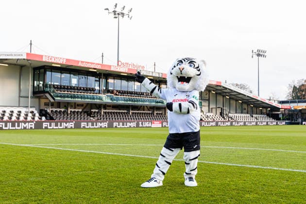 Manni is introduced as SC Verls new mascot GER, SC Verl vs VfL Osnabrueck, Football, 3 Liga, Matchday 16, Season 2025 2026, 30 11 2025 DFL Regulations prohibit any use of photographers as image sequences and or quasi video GER, SC Verl vs VfL Osnabrueck, Football, 3 Liga, Matchday 16, Season 2025 2026, 30 11 2025 Verl Copyright: xEibner-Pressefoto JanxRollingerx EP_JSK