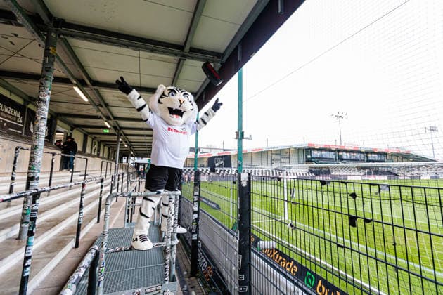 Manni is introduced as SC Verls new mascot GER, SC Verl vs VfL Osnabrueck, Football, 3 Liga, Matchday 16, Season 2025 2026, 30 11 2025 DFL Regulations prohibit any use of photographers as image sequences and or quasi video GER, SC Verl vs VfL Osnabrueck, Football, 3 Liga, Matchday 16, Season 2025 2026, 30 11 2025 Verl Copyright: xEibner-Pressefoto JanxRollingerx EP_JSK