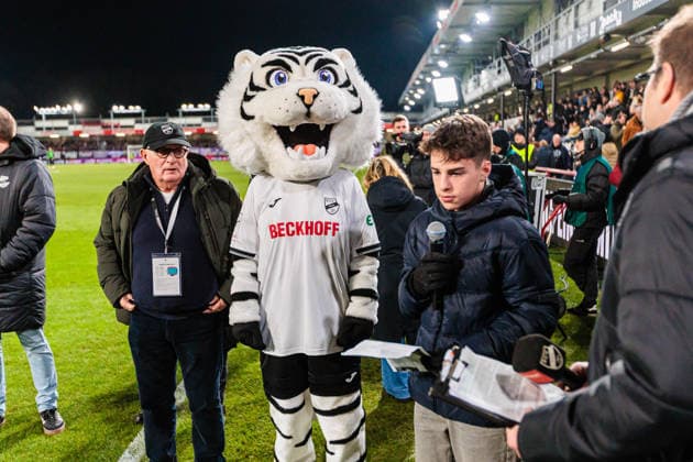 Manni is introduced as SC Verls new mascot GER, SC Verl vs VfL Osnabrueck, Football, 3 Liga, Matchday 16, Season 2025 2026, 30 11 2025 DFL Regulations prohibit any use of photographers as image sequences and or quasi video GER, SC Verl vs VfL Osnabrueck, Football, 3 Liga, Matchday 16, Season 2025 2026, 30 11 2025 Verl Copyright: xEibner-Pressefoto JanxRollingerx EP_JSK