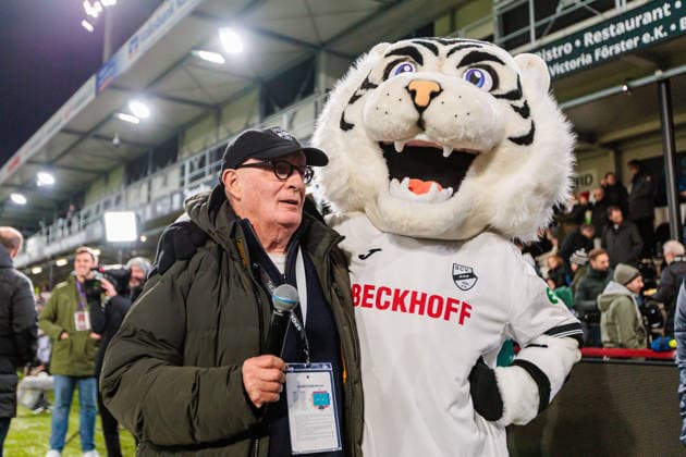 Manni is introduced as SC Verls new mascot GER, SC Verl vs VfL Osnabrueck, Football, 3 Liga, Matchday 16, Season 2025 2026, 30 11 2025 DFL Regulations prohibit any use of photographers as image sequences and or quasi video GER, SC Verl vs VfL Osnabrueck, Football, 3 Liga, Matchday 16, Season 2025 2026, 30 11 2025 Verl Copyright: xEibner-Pressefoto JanxRollingerx EP_JSK