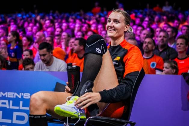 ROTTERDAM , 30-11-2025 , Rotterdam Ahoy , Womens World Championship, WM, Weltmeisterschaft Handball 2025 , match between Egypt and Netherlands , picture shows Netherlands player Kelly Dulfer send off with red card Egypt - Netherlands (women)  x32281544x Copyright: