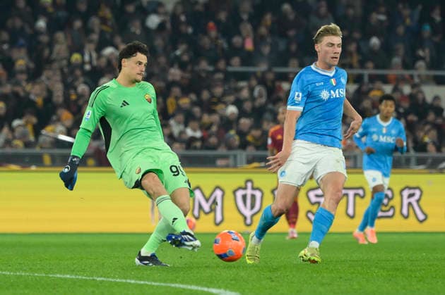 Roma™s goalkeeper Mile Svilar during the Serie A Enilive soccer match between AS Roma and SSC Napoli at the Rome s Olympic stadium, Italy - Sunday, November 30, 2025. - Soccer.  Copyright: xFabrizioxCorradetti LaPressex