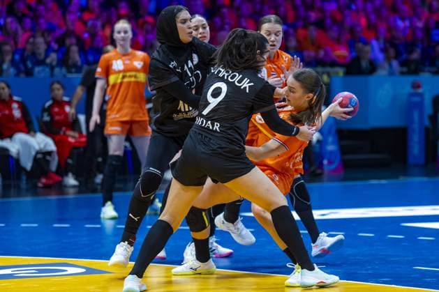 ROTTERDAM - Lojin Abdalla (EGY), Larissa Nüsser, Shrouk Elsheref (EGY) during the World Cup handball match in Group E between the Netherlands and Egypt at Ahoy Rotterdam. ANP RONALD HOOGENDOORN xVIxANPxSportx xxANPxIVx 543512113 originalFilename: 543512113.jpg