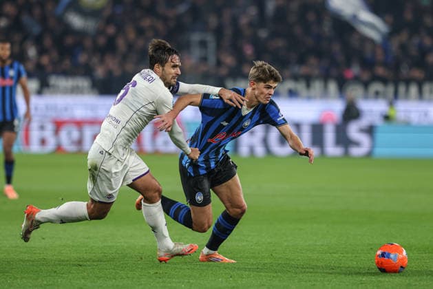 Atalanta v Fiorentina, Serie A football, Bergamo, Italy Bergamo, Italy. 30th, November 2025. Luca Ranieri (6) of Fiorentina and Charles De Ketelaere (R) of Atalanta seen during the Serie A match between Atalanta and Fiorentina at New Balance Stadium in Bergamo. Italy, Bergamo  Copyright: xGonzalesxPhoto StefanoxNicolix