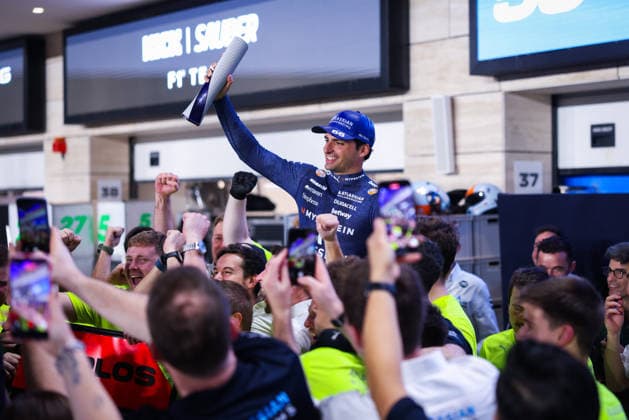 F1 - QATAR GRAND PRIX 2025 SAINZ Carlos (spa), Williams Racing FW47, portrait celebration during the 2025 Formula 1 Qatar Grand Prix, 23th round of the 2025 FIA Formula One World Championship, WM, Weltmeisterschaft from November 28 to 30, 2025 on the Lusail International Circuit, in Lusail, Qatar - LusailQatar  Copyright: xANTONINxVINCENTx