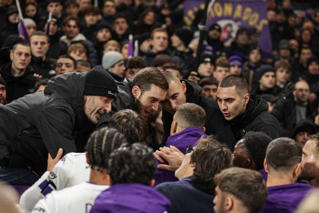 Atalanta v Fiorentina, Serie A football, Bergamo, Italy Bergamo, Italy. 30th, November 2025. Edin Dzeko of Fiorentina seen in discussion with the supporters after the Serie A match between Atalanta and Fiorentina at New Balance Stadium in Bergamo. Italy, Bergamo  Copyright: xGonzalesxPhoto StefanoxNicolix