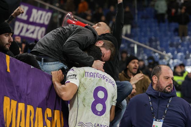 Atalanta v Fiorentina, Serie A football, Bergamo, Italy Bergamo, Italy. 30th, November 2025. Rolando Mandragora (8) of Fiorentina seen with the fans after the Serie A match between Atalanta and Fiorentina at New Balance Stadium in Bergamo. Italy, Bergamo  Copyright: xGonzalesxPhoto StefanoxNicolix