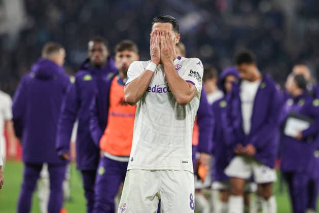Atalanta v Fiorentina, Serie A football, Bergamo, Italy Bergamo, Italy. 30th, November 2025. Rolando Mandragora (8) of Fiorentina seen after the final whistle of of the Serie A match between Atalanta and Fiorentina at New Balance Stadium in Bergamo. Italy, Bergamo  Copyright: xGonzalesxPhoto StefanoxNicolix