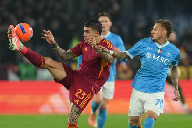 Foto IPP Roberto Ramaccia Roma 30 11 2025 Campionato di Calcio Serie A 2025 2026 Roma vs Napoli Nella foto Gianluca Mancini of AS Roma under pressure from Noa Lang of SSC Napoli Italy Photo Press - World Copyright Roma italy Italia ITALY  Copyright: xR4924_italyphotopressx