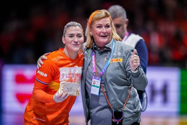 ROTTERDAM , 30-11-2025 , Rotterdam Ahoy , Womens World Championship, WM, Weltmeisterschaft Handball 2025 , match between Egypt and Netherlands , picture shows Netherlands player Estavana Polman receives a gift for her upcoming 200th international match, Länderspiel, Nationalmannschaft Egypt - Netherlands (women)  x32282384x Copyright: