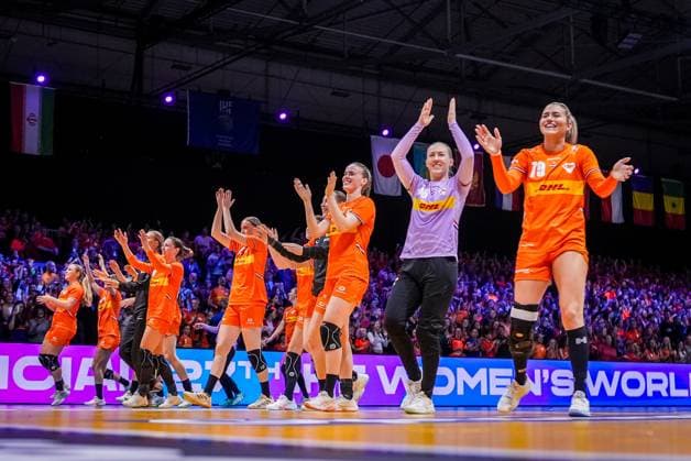 ROTTERDAM , 30-11-2025 , Rotterdam Ahoy , Womens World Championship, WM, Weltmeisterschaft Handball 2025 , match between Egypt and Netherlands , picture shows Netherlands celebrates the victory with the fans Egypt - Netherlands (women)  x32282386x Copyright: