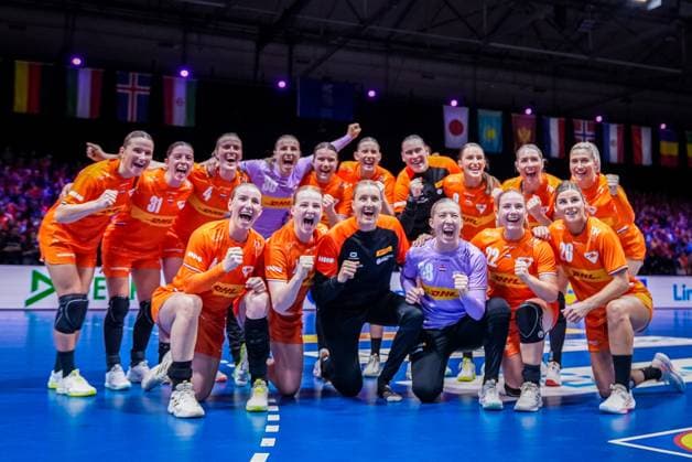 ROTTERDAM , 30-11-2025 , Rotterdam Ahoy , Womens World Championship, WM, Weltmeisterschaft Handball 2025 , match between Egypt and Netherlands , picture shows Netherlands celebrates the victory with the fans Egypt - Netherlands (women)  x32282395x Copyright: