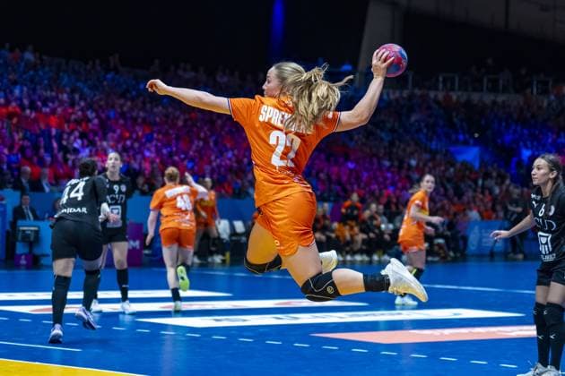ROTTERDAM - ZoÃ« Sprengers during the World Cup handball match in Group E between the Netherlands and Egypt at Ahoy Rotterdam. ANP RONALD HOOGENDOORN xVIxANPxSportx xxANPxIVx 543514717 originalFilename: 543514717.jpg