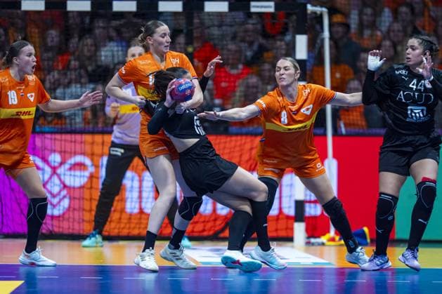ROTTERDAM - From left to right: Merel Freriks, Judith van der Helm, and Lois Abbingh during the World Cup handball match in Group E between the Netherlands and Egypt at Ahoy Rotterdam. ANP RONALD HOOGENDOORN xVIxANPxSportx xxANPxIVx 543514726 originalFilename: 543514726.jpg