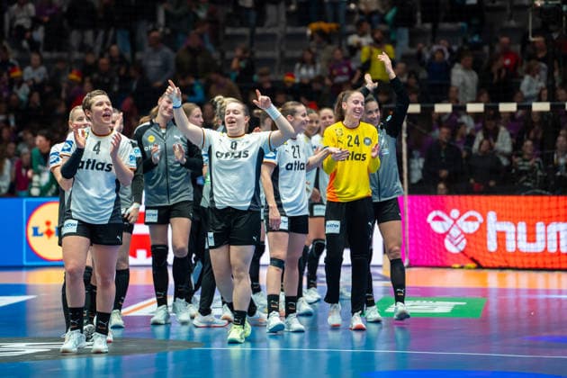 Handball I Women I World Championship I Preliminary round I Matchday 3 I Germany Serbia I 30 11 2025 Germany celebrates victory and progression to the main round, front Alina Grijseels 4, Germany , Lisa Antl 9, Germany , Sarah Wachter 24, Germany Stuttgart Porsche Arena Baden Württemberg Germany Copyright: xLobeca MaxxPetershansx