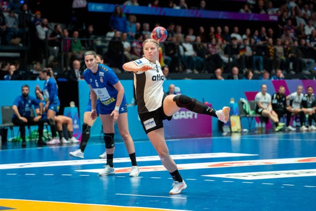 Handball I Women I World Championship I Preliminary round I Matchday 3 I Germany Serbia I 30 11 2025 Nina Engel 8, Germany on the seven-meter penalty Stuttgart Porsche Arena Baden Württemberg Germany Copyright: xLobeca MaxxPetershansx