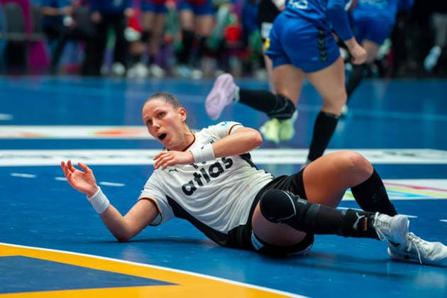 Handball I Women I World Championship I Preliminary round I Matchday 3 I Germany Serbia I 30 11 2025 Xenia Smits 11, Germany on the ground Stuttgart Porsche Arena Baden Württemberg Germany Copyright: xLobeca MaxxPetershansx