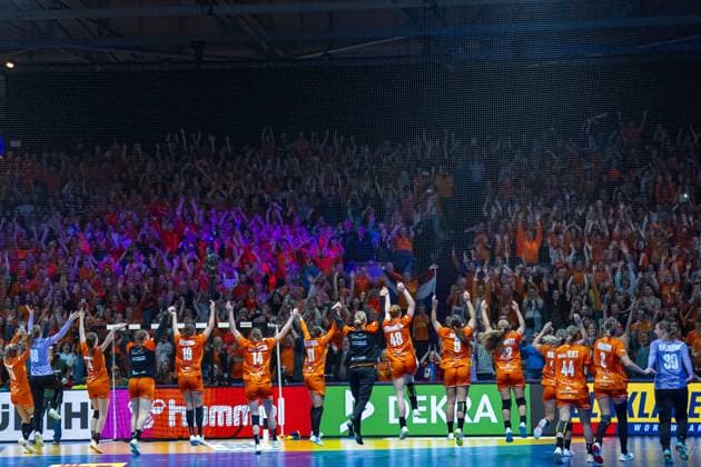 ROTTERDAM - The Dutch handball team thanks the fans after the World Cup handball match in Group E between the Netherlands and Egypt in Ahoy Rotterdam. ANP RONALD HOOGENDOORN xVIxANPxSportx xxANPxIVx 543515630 originalFilename: 543515630.jpg