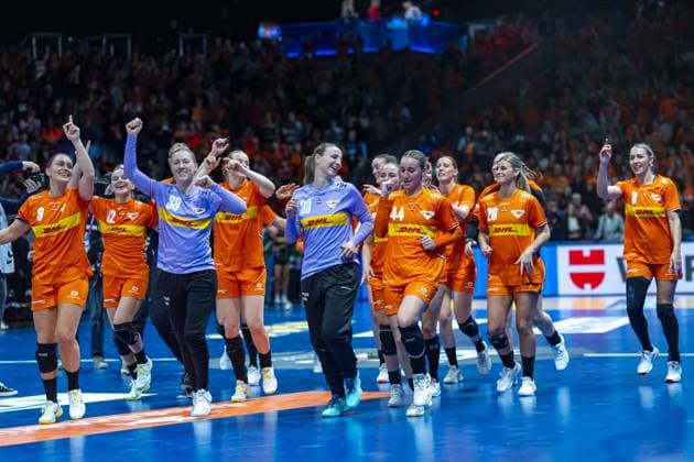 ROTTERDAM - The Dutch handball team thanks the fans after the World Cup handball match in Group E between the Netherlands and Egypt in Ahoy Rotterdam. ANP RONALD HOOGENDOORN xVIxANPxSportx xxANPxIVx 543515709 originalFilename: 543515709.jpg