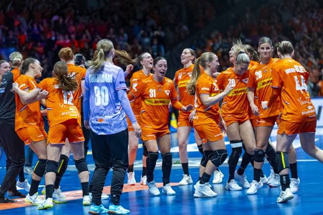 ROTTERDAM - The Dutch handball team thanks the fans after the World Cup handball match in Group E between the Netherlands and Egypt in Ahoy Rotterdam. ANP RONALD HOOGENDOORN xVIxANPxSportx xxANPxIVx 543515716 originalFilename: 543515716.jpg