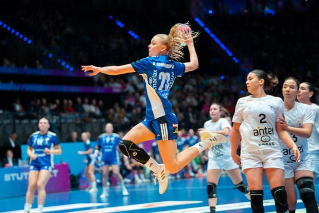 Handball I Women I World Championship I Preliminary round I Matchday 3 I Iceland Uruguay I 30 11 2025 Dana Gudmundsdottir 23, Iceland in the throw Stuttgart Porsche Arena Baden Württemberg Germany Copyright: xLobeca MaxxPetershansx
