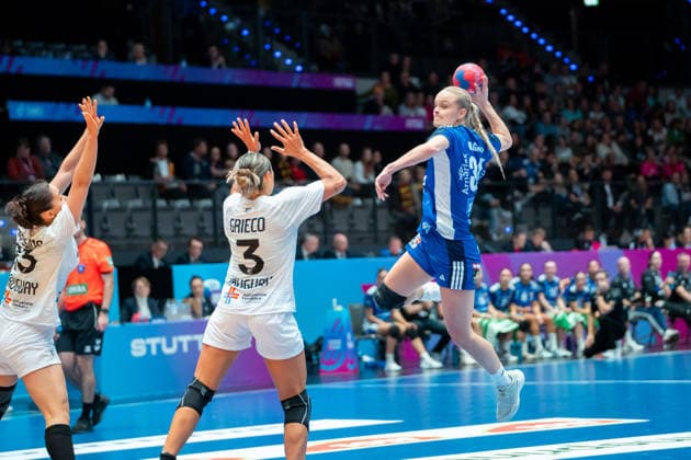 Handball I Women I World Championship I Preliminary round I 3 Matchday I Iceland Uruguay I 30 11 2025 Alfa Bra Oddsdottir Hagalin 34, Iceland in the throw Stuttgart Porsche Arena Baden Württemberg Germany Copyright: xLobeca MaxxPetershansx