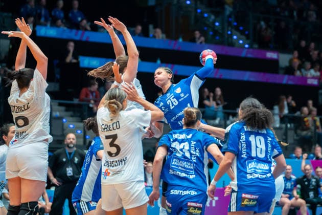Handball I Women I World Championship I Preliminary round I Matchday 3 I Iceland Uruguay I 30 11 2025 Thea Imani Sturludottir 25, Iceland in the throw Stuttgart Porsche Arena Baden Württemberg Germany Copyright: xLobeca MaxxPetershansx