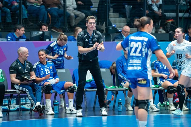 Handball I Women I World Championship I Preliminary round I Matchday 3 I Iceland Uruguay I 30 11 2025 Arnar Petursson Coach, Iceland Stuttgart Porsche Arena Baden Württemberg Germany Copyright: xLobeca MaxxPetershansx