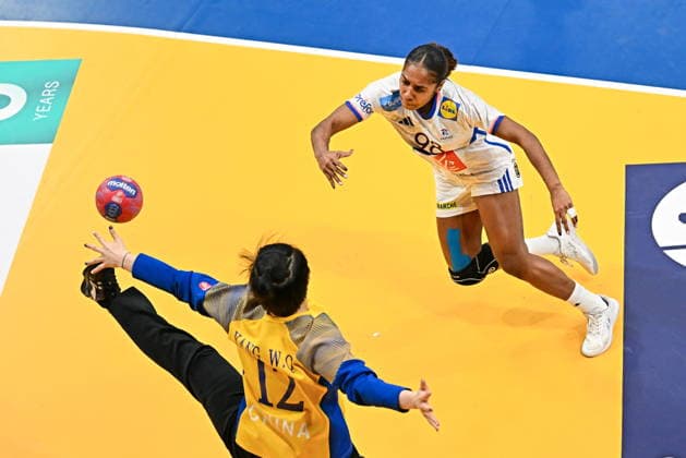 2025.11.30 s-Hertogenbosch pilka reczna kobiet Mistrzostwa Swiata Chiny - Francja N z Suzanne Wajoka Foto Lukasz Laskowski PressFocus 2025.11.30 s-Hertogenbosch IHF WomenÕs Handball World Championship, WM, Weltmeisterschaft China vs France Suzanne Wajoka Credit: Lukasz Laskowski PressFocus NEWSPIX.PL --- newspix.pl 
