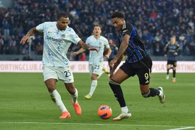 CALCIO - Serie A - Pisa SC vs Inter - FC Internazionale Henrik Wendel Meister (Pisa) thwarted by Manuel Akanji (Inter) during Pisa SC vs Inter - FC Internazionale, Italian soccer Serie A match in Pisa, Italy, November 30 2025 Pisa Italy  Copyright: xIPAxSport ABACAx
