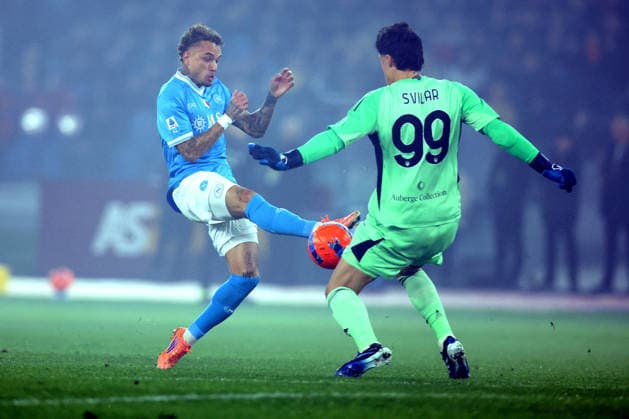 CALCIO - Serie A - AS Roma vs SSC Napoli Rome, Italy - November 30, 2025: Noa Lang of Napoli, Mille Svilar of Roma seen in action during the Serie A Enilive 2025-2026 football match between AS Roma and SSC Napoli at Olympic Stadium. Rome Italy  Copyright: xIPAxSport ABACAx