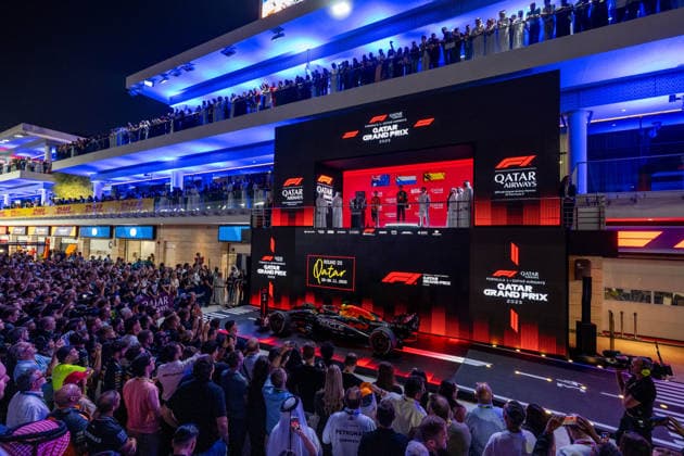 Oscar Piastri (McLaren Formula 1 Team, Australien, 81), Max Verstappen (Oracle Red Bull Racing, Niederlande, 01), Carlos Sainz (Atlassian Williams Racing, Spanien, 55) auf dem Podium bei der Siegerehrung, darunter Fans Zuschauer und das Auto RB21 QTR, Formel 1 Weltmeisterschaft, Qatar Grand Prix, Lusail International Circuit, Rennen, 30.11.2025 QTR, Formel 1 Weltmeisterschaft, Qatar Grand Prix, Lusail International Circuit, Rennen, 30.11.2025 Lusail Copyright: xEibner-Pressefoto Memmlerx EP_MMR