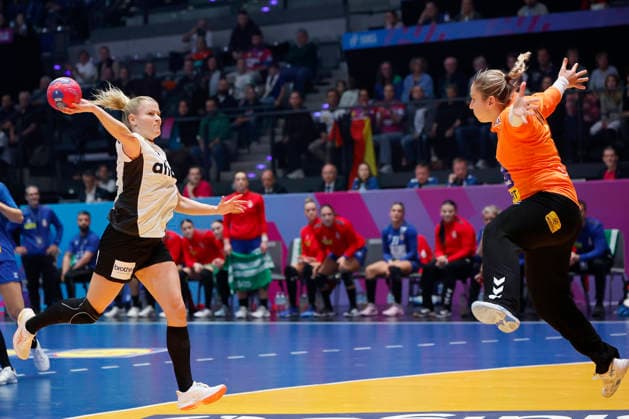 l.-r.: Antje Doell (DHB, 29) make the goal for 4:2, 30.11.2025, 27TH IHF Womens Handball World Championship, WM, Weltmeisterschaft 2025, Germany - Serbia, GER, Stuttgart, Porsche Arena Copyright: HMBxMedia xHeikoxBecker