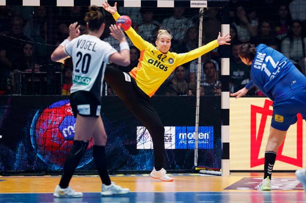 l.-r.: Torwartin, Goalkeeper Katharina Filterr (DHB, 42), parries a throw from Dragana Cvijic (Serbia, 72) 30.11.2025, 27TH IHF Womens Handball World Championship, WM, Weltmeisterschaft 2025, Germany - Serbia, GER, Stuttgart, Porsche Arena Copyright: HMBxMedia xHeikoxBecker